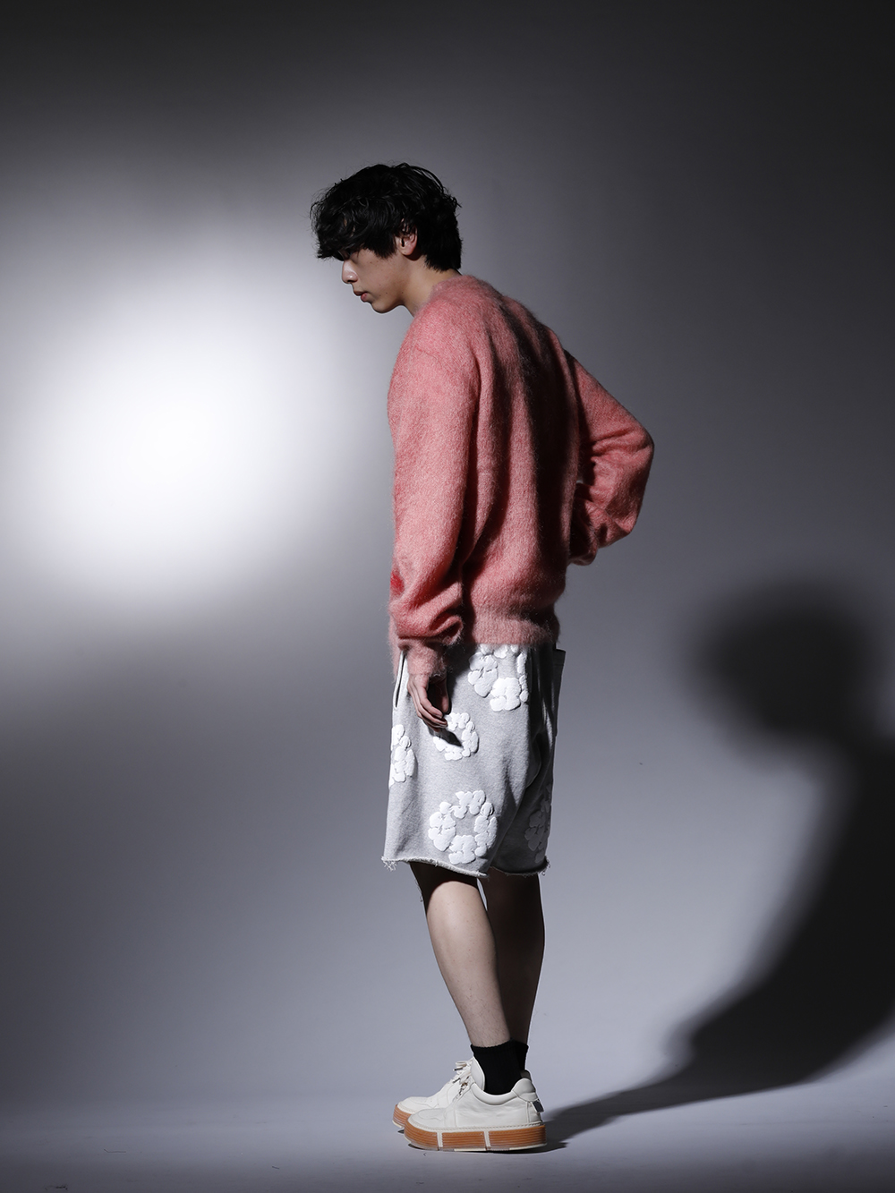 セントマイケル / デニムティアーズ / グイディ 2022-23AW - ピンクカラーを中心にハイトーンでまとめあげたカジュアルスタイル - SM-A22-0000-073(ボーン X レイズド × セントマイケル CLOWN ニット ピンク) RM-K01-0000-133(レディメイド × デニムティアーズ COTTON WREATH スウェットショーツ グレー - RE-DT-GY-00-00-17) GJ02-CO00T(レースアップブーツ - ホースフルグレインレザー - GJ02 CO00T) - 1-003