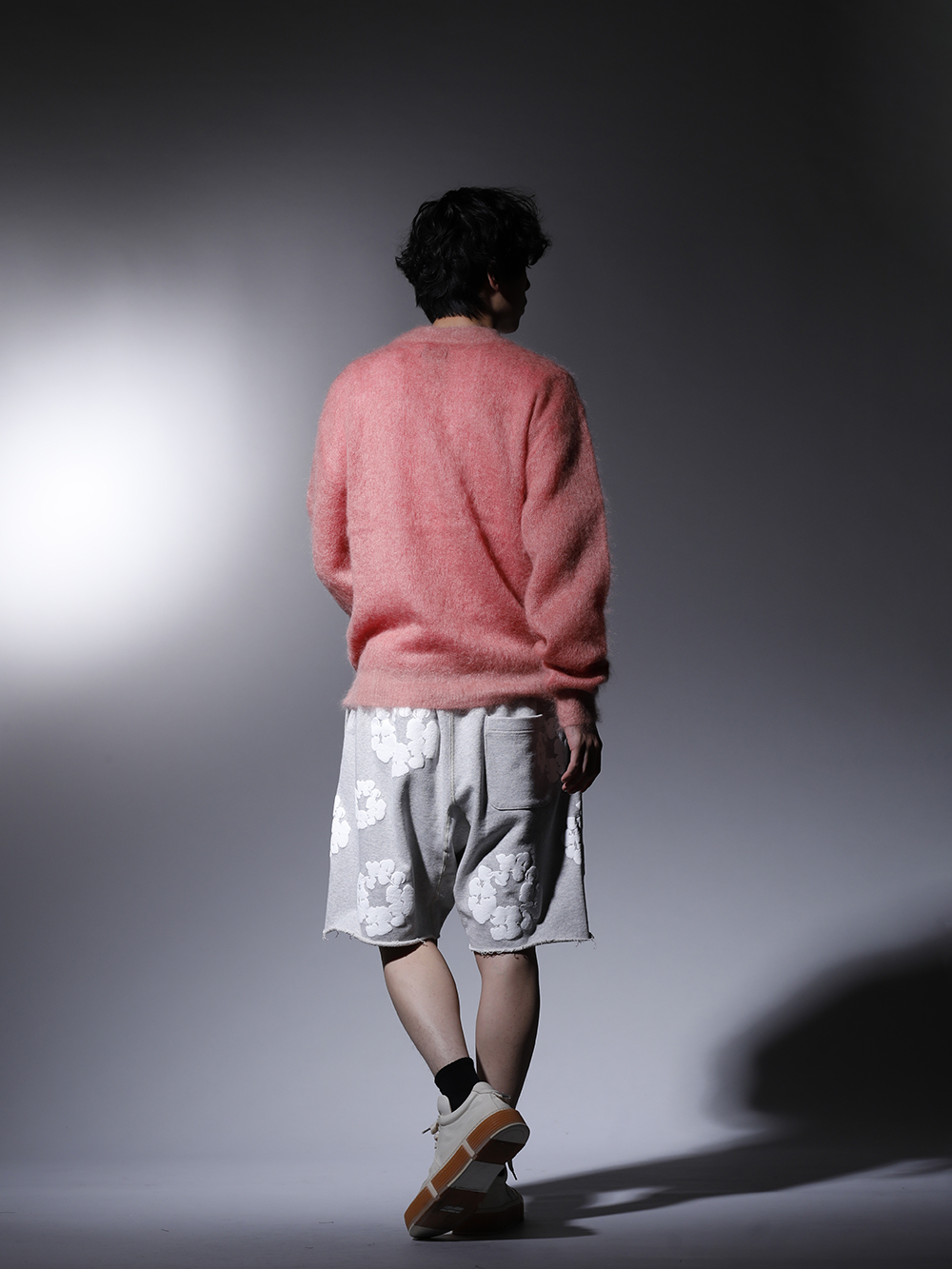 セントマイケル / デニムティアーズ / グイディ 2022-23AW - ピンクカラーを中心にハイトーンでまとめあげたカジュアルスタイル - SM-A22-0000-073(ボーン X レイズド × セントマイケル CLOWN ニット ピンク) RM-K01-0000-133(レディメイド × デニムティアーズ COTTON WREATH スウェットショーツ グレー - RE-DT-GY-00-00-17) GJ02-CO00T(レースアップブーツ - ホースフルグレインレザー - GJ02 CO00T) - 1-004