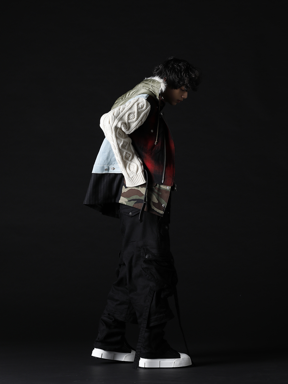 フェノメノン / セントマイケル / ユリウス 2022-23AW - インパクトあるジャケットをメインに組み上げるミリタリースタイル - ILLJK22A-008(ミックスジャケット) SM-A22-0000-070(ボーン X レイズド × セントマイケル BORN SAINT ロングスリーブTシャツ ブラック) 799PAM24-BK(10.5oz ストレッチデニム ガスマスク ワイドパンツ ブラック) 797FWM2-L-Black-White(カウレザー レースアップ スニーカー ブラック × ホワイト) - 1-002