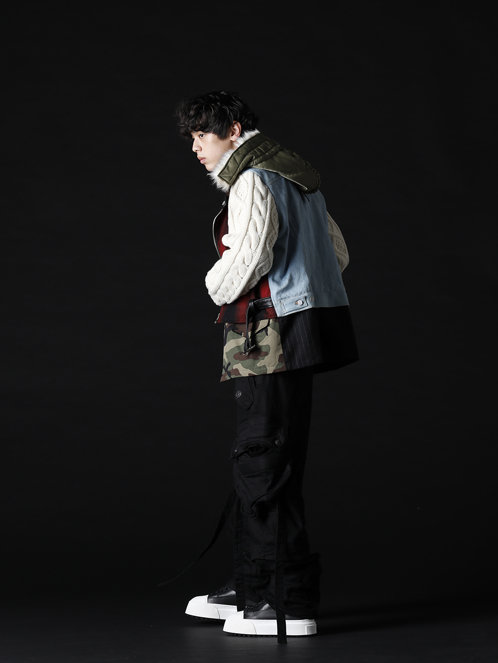 フェノメノン / セントマイケル / ユリウス 2022-23AW - インパクトあるジャケットをメインに組み上げるミリタリースタイル - ILLJK22A-008(ミックスジャケット) SM-A22-0000-070(ボーン X レイズド × セントマイケル BORN SAINT ロングスリーブTシャツ ブラック) 799PAM24-BK(10.5oz ストレッチデニム ガスマスク ワイドパンツ ブラック) 797FWM2-L-Black-White(カウレザー レースアップ スニーカー ブラック × ホワイト) - 1-003