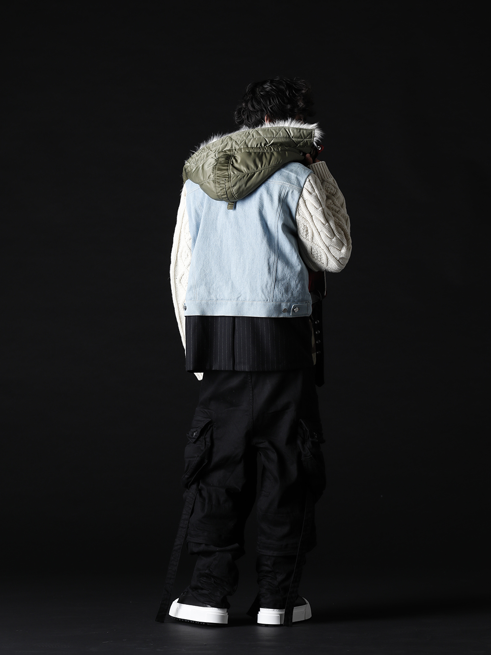 フェノメノン / セントマイケル / ユリウス 2022-23AW - インパクトあるジャケットをメインに組み上げるミリタリースタイル - ILLJK22A-008(ミックスジャケット) SM-A22-0000-070(ボーン X レイズド × セントマイケル BORN SAINT ロングスリーブTシャツ ブラック) 799PAM24-BK(10.5oz ストレッチデニム ガスマスク ワイドパンツ ブラック) 797FWM2-L-Black-White(カウレザー レースアップ スニーカー ブラック × ホワイト) - 1-004