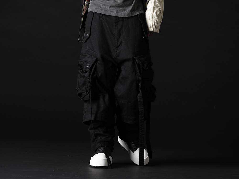 ユリウス 2022-23AW - ワイドシルエットでミリタリーモードな雰囲気漂うパンツ - 799PAM24-BK(10.5oz ストレッチデニム ガスマスク ワイドパンツ ブラック) 797FWM2-L-Black-White(カウレザー レースアップ スニーカー ブラック × ホワイト) - 3-001