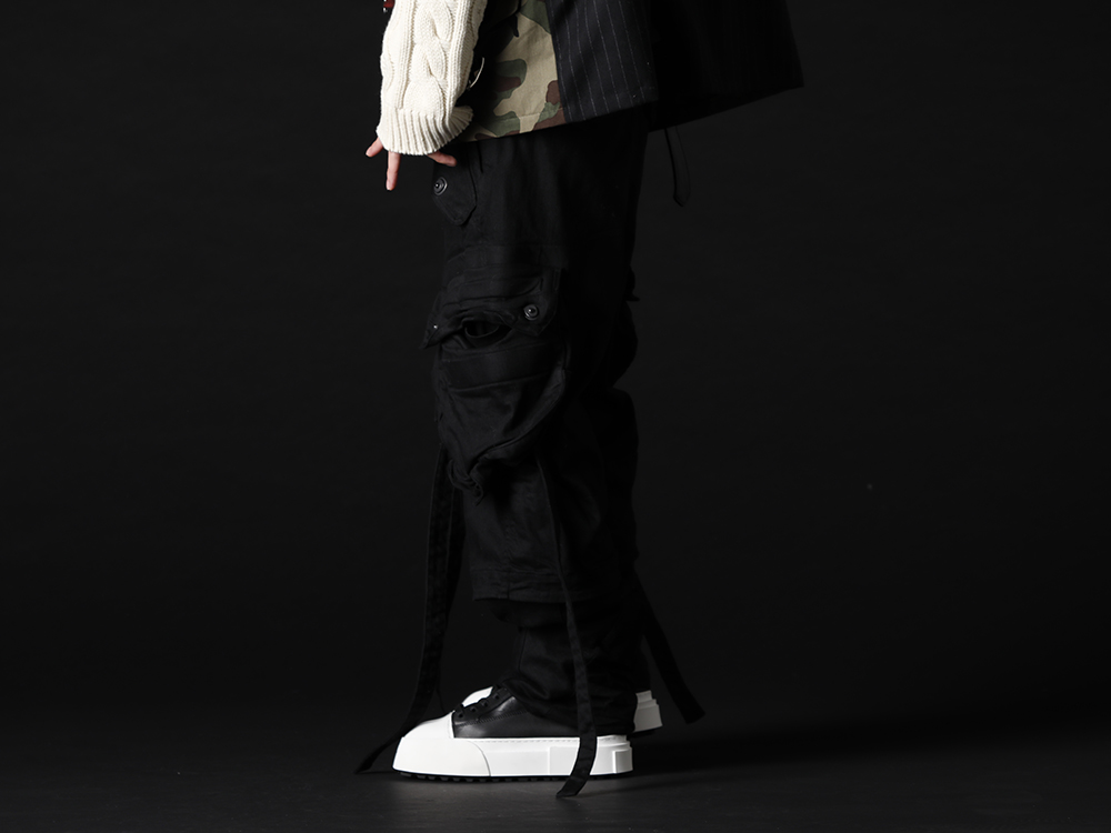 ユリウス 2022-23AW - ワイドシルエットでミリタリーモードな雰囲気漂うパンツ - 799PAM24-BK(10.5oz ストレッチデニム ガスマスク ワイドパンツ ブラック) 797FWM2-L-Black-White(カウレザー レースアップ スニーカー ブラック × ホワイト) - 3-002