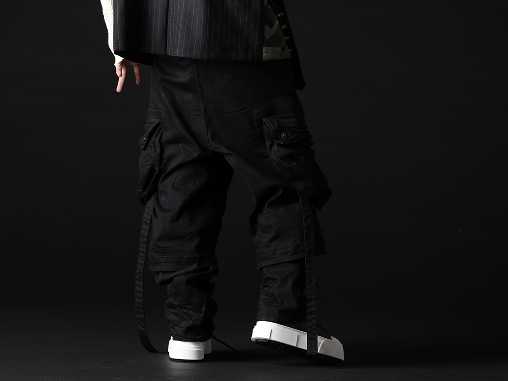 ユリウス 2022-23AW - ワイドシルエットでミリタリーモードな雰囲気漂うパンツ - 799PAM24-BK(10.5oz ストレッチデニム ガスマスク ワイドパンツ ブラック) 797FWM2-L-Black-White(カウレザー レースアップ スニーカー ブラック × ホワイト) - 3-003