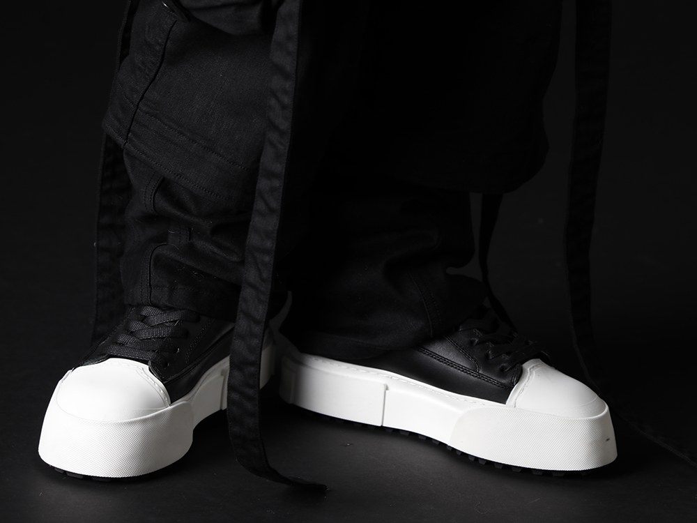ユリウス 2022-23AW - ワイドシルエットでミリタリーモードな雰囲気漂うパンツ - 797FWM2-L-Black-White(カウレザー レースアップ スニーカー ブラック × ホワイト) - 3-006