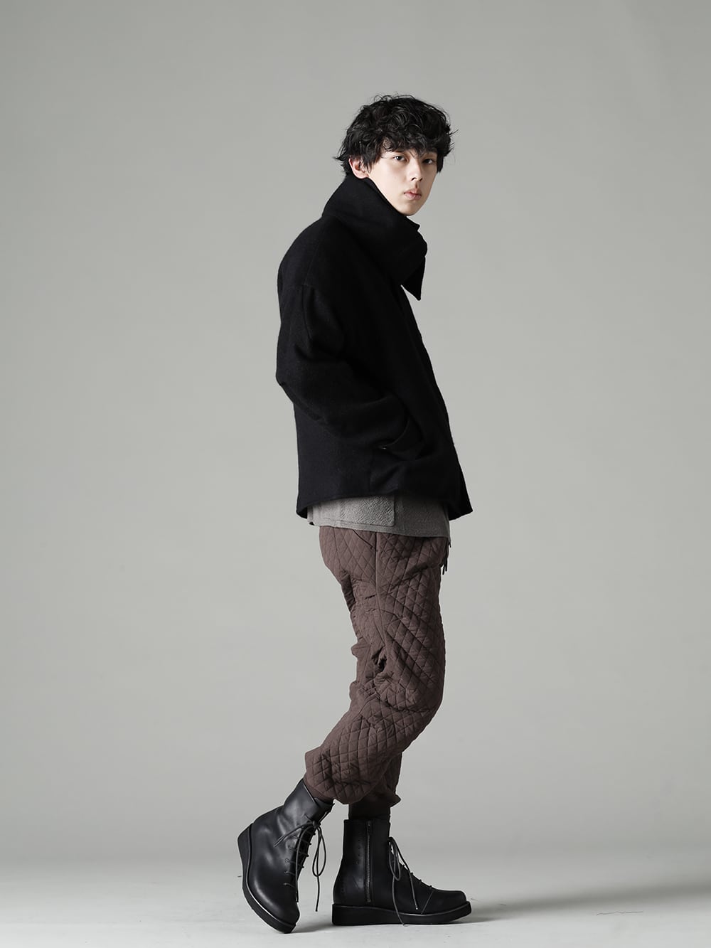 DEVOA 22-23AW styling Styling of high-neck jacket that can be worn like a blouson - JKI-CGS High Neck Jacket Blush Cashgora KTS-CZM-Gray Cardigan Merino wool gray PTN-SSC Jogger Pants Quilted Silk / Cotton FW-LMM Leather Boots 1-001