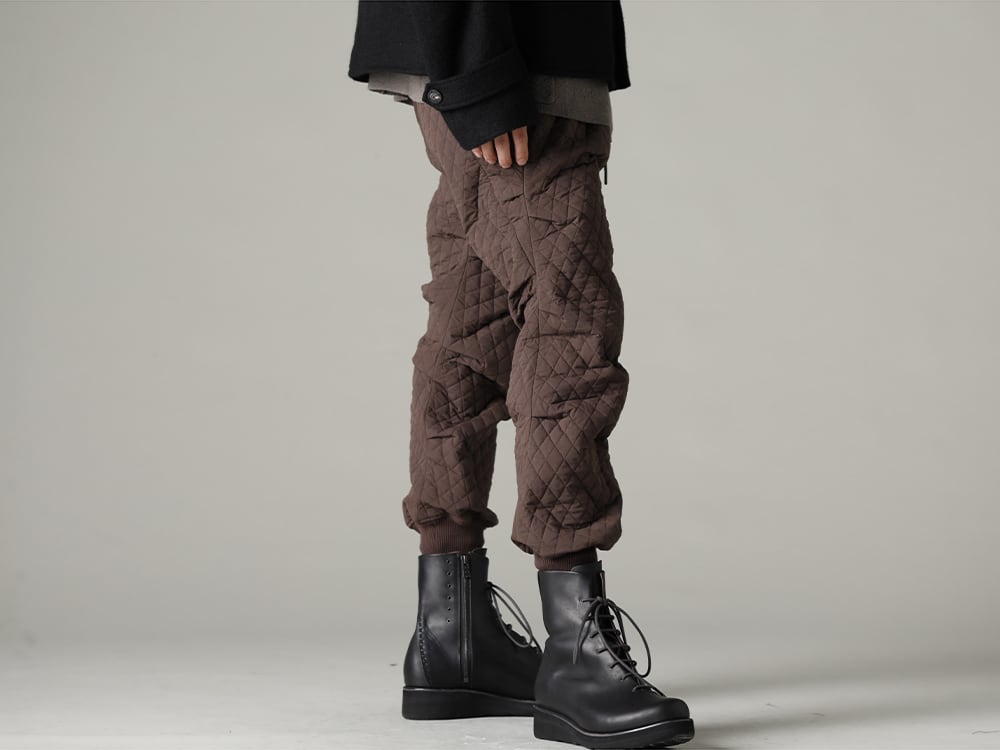 DEVOA 22-23AW  Volume and silhouette that create a loose airy feel, and random wrinkles -  PTN-SSC Jogger pants quilted silk / cotton FW-LMM Leather boots 3-002