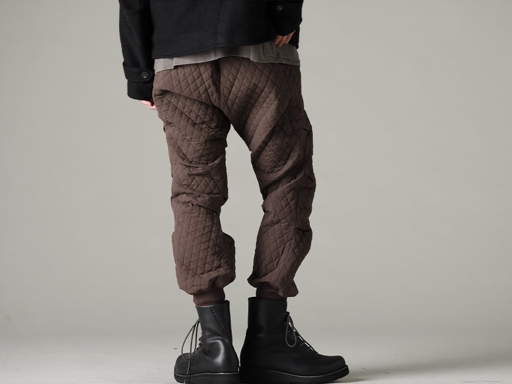 DEVOA 22-23AW  Volume and silhouette that create a loose airy feel, and random wrinkles -  PTN-SSC Jogger pants quilted silk / cotton FW-LMM Leather boots 3-003