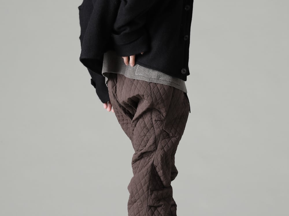 DEVOA 22-23AW  Volume and silhouette that create a loose airy feel, and random wrinkles -  PTN-SSC Jogger pants quilted silk / cotton FW-LMM Leather boots 3-004