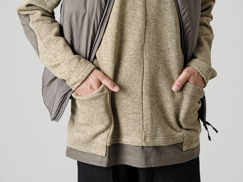 The Viridi-anne 2022-23AW A comfortable combination of a vest with a heating device to adjust the temperature, and a wool-lined top. - MMA-LAN-01-Brown Heating Inner Vest Brown - VI-3533-01-Beige Wool / Cotton brushed lining High Neck Pullover Beige 2-005