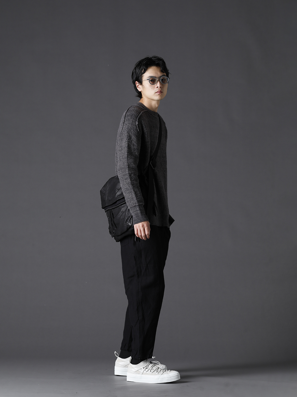 The Viridi-anne 2022-23AW - The minimal structure makes it easy to incorporate into any style. - VI-3531-07-Gray(Cotton Cashmere Pullover Gray) VI-3546-01-Brown-Gray(Cotton Asymmetry Layered L/S Brown Gray) VI-3512-04(Wool / Linen Easy Pants) VI-3555-09-L.Gray(Sneakers L.Gray) VI-3552-09(Goat Shoulder Bag) RG2001TVA-Gray-Gray-Clear(RIGARDS collaboration sunglasses - Gray+Gray / Clear+L.Mirror) - 1-002