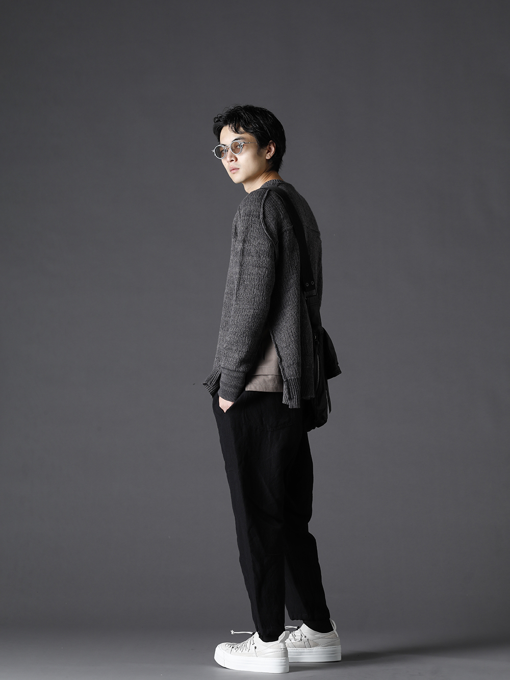 The Viridi-anne 2022-23AW - The minimal structure makes it easy to incorporate into any style. - VI-3531-07-Gray(Cotton Cashmere Pullover Gray) VI-3546-01-Brown-Gray(Cotton Asymmetry Layered L/S Brown Gray) VI-3512-04(Wool / Linen Easy Pants) VI-3555-09-L.Gray(Sneakers L.Gray) VI-3552-09(Goat Shoulder Bag) RG2001TVA-Gray-Gray-Clear(RIGARDS collaboration sunglasses - Gray+Gray / Clear+L.Mirror) - 1-003