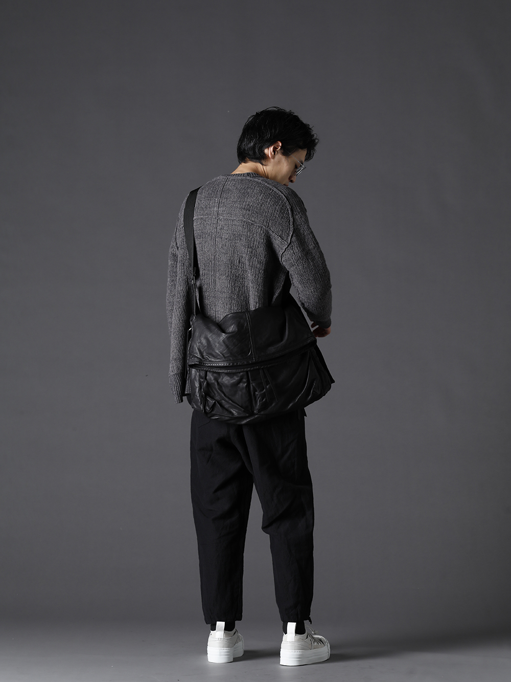 The Viridi-anne 2022-23AW - The minimal structure makes it easy to incorporate into any style. - VI-3531-07-Gray(Cotton Cashmere Pullover Gray) VI-3546-01-Brown-Gray(Cotton Asymmetry Layered L/S Brown Gray) VI-3512-04(Wool / Linen Easy Pants) VI-3555-09-L.Gray(Sneakers L.Gray) VI-3552-09(Goat Shoulder Bag) RG2001TVA-Gray-Gray-Clear(RIGARDS collaboration sunglasses - Gray+Gray / Clear+L.Mirror) - 1-004