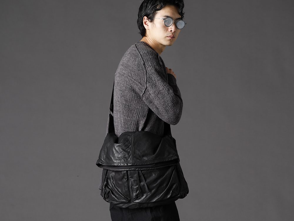 The Viridi-anne 2022-23AW The color is accented with a simple structure. - This item has a styling structure that is useful for those who commute by bicycle or motorcycle. - VI-3531-07-Gray(Cotton Cashmere Pullover Gray) VI-3546-01-Brown-Gray(Cotton Asymmetry Layered L/S Brown Gray) VI-3552-09(Goat Shoulder Bag) RG2001TVA-Gray-Gray-Clear(RIGARDS collaboration sunglasses - Gray+Gray / Clear+L.Mirror) - 2-002