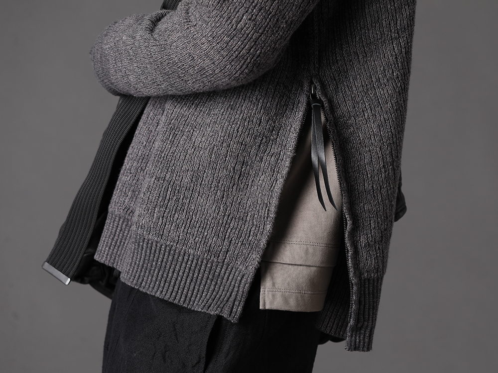 The Viridi-anne 2022-23AW - The color is accented with a simple structure. - VI-3531-07-Gray(Cotton Cashmere Pullover Gray) VI-3546-01-Brown-Gray(Cotton Asymmetry Layered L/S Brown Gray) - 2-005
