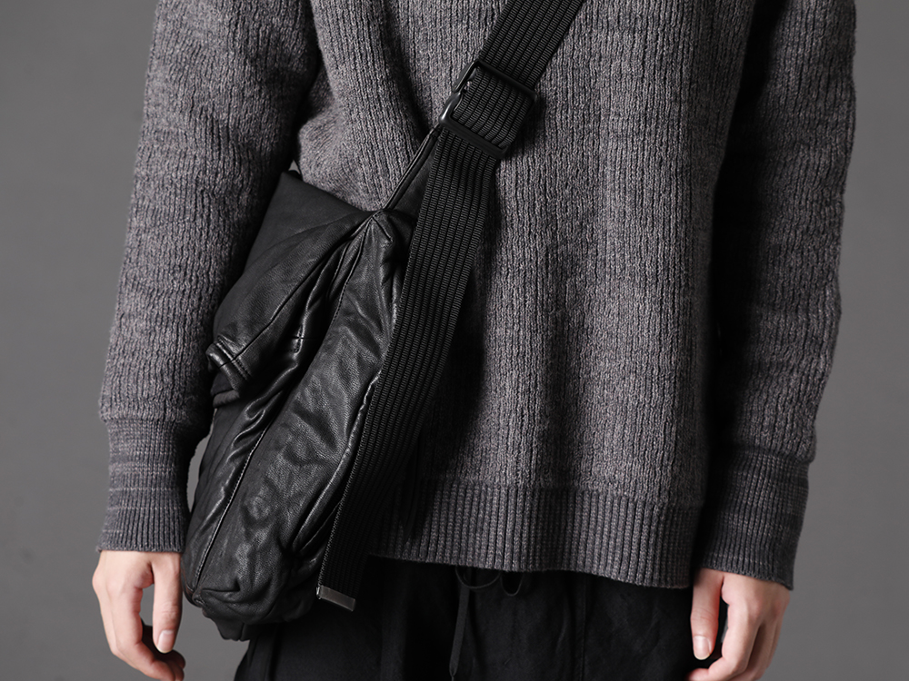 The Viridi-anne 2022-23AW - The color is accented with a simple structure. - VI-3531-07-Gray(Cotton Cashmere Pullover Gray) VI-3552-09(Goat Shoulder Bag) - 2-006