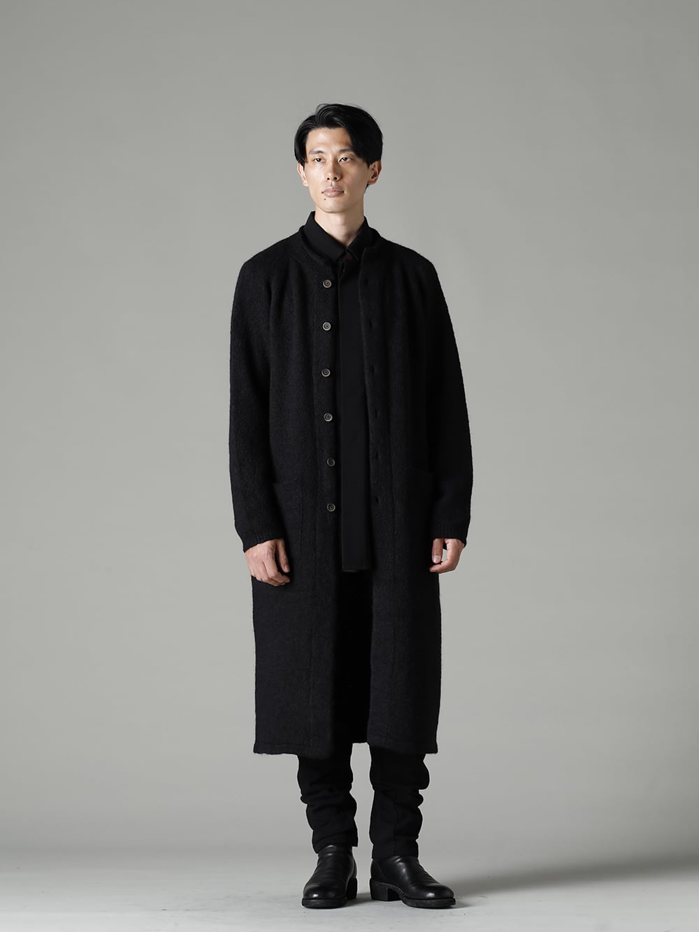 Forme d`expression 22-23AW(秋冬) スタイリング 軽く羽織れて暖かく着用できるライトアウターとしてアルパカロングコート 上品さと気軽さを兼ね備えたロングカーディガン - HM014-SIOB アルパカ ロング コート  -  HS007-FGGB リラックス アウター シャツ  -  UP110-354B コントゥア パンツ 2.0  -  788Z_H バックジップブーツ ダブルソール - ホース フルグレイン レザー