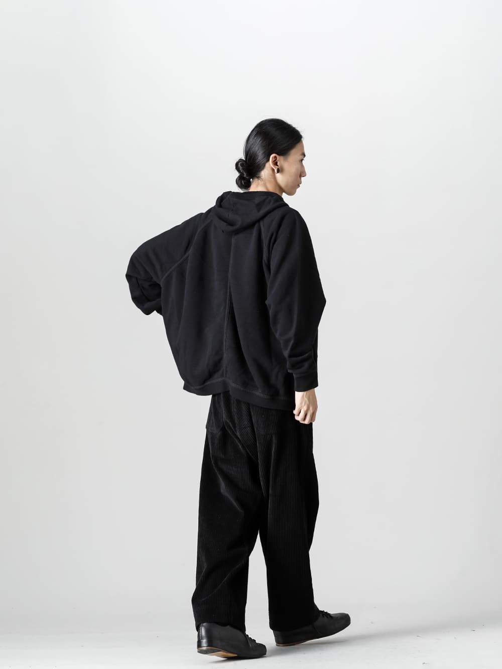 O PROJECT 22-23AW styling Comfortable hoody style that can be diverted straight into winter style - O14SW2-Black - Hanging net hooded sweatshirt Black - O14TR2-Black - Wide trousers Wide wale corduroy Black - Handsewn-Classic-Lo - Handsewn-Classic Lo 1-002