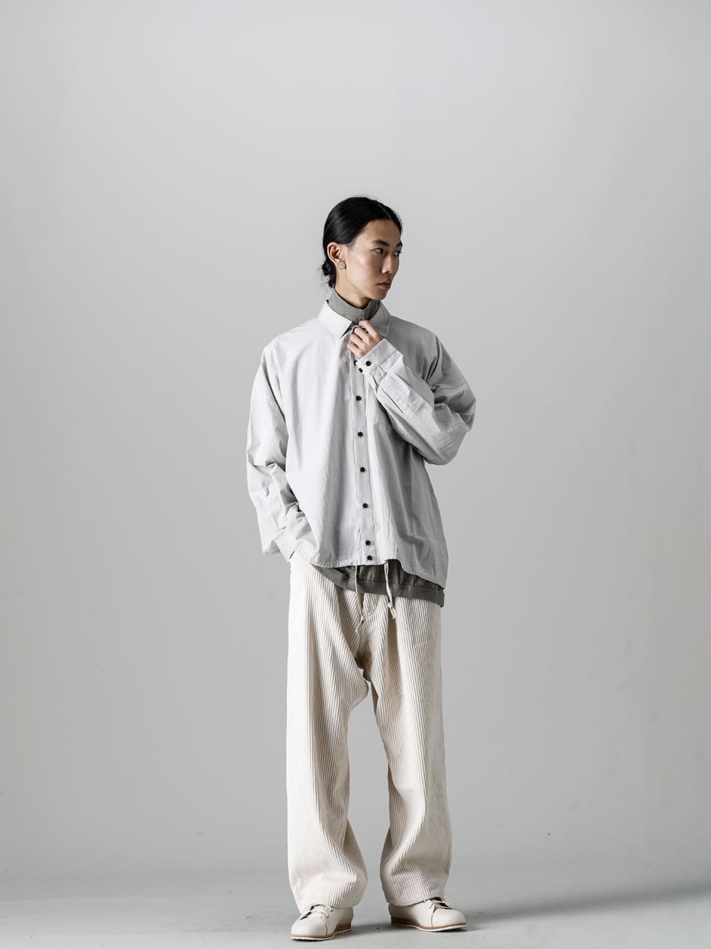 O PROJECT-オープロジェクト 22-23AW(秋冬) スタイリング - 画像の詳細(スタイリング全体の詳細) シャツを秋冬らしく取り入れられるタートルネックTシャツとのレイヤードスタイル - O14SRT2-LT-Grey-ボマーシャツ ファインンドライシーチング ライトグレー - 014TS2-Taupe-コットンウールジャージーロングスリーブ Tシャツ トープ - O14TR2-Off-White-ワイドトラウザー　ワイドウェイルコーデュロイ オフホワイト- 8185-PTR2-linen cotton-アップヒーヴァルウェッジ スニーカー ロー