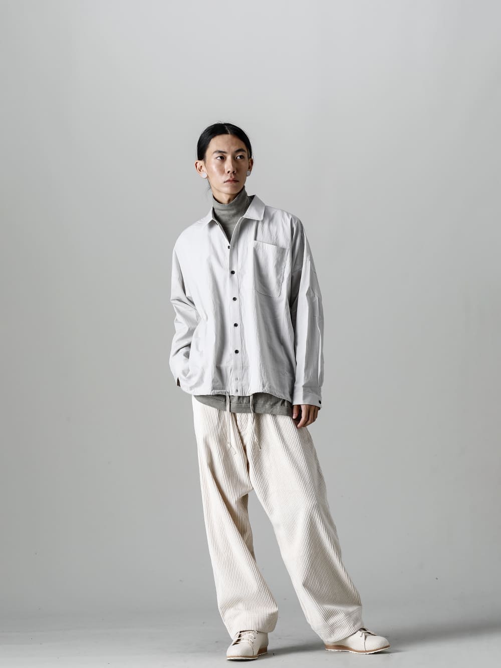 O PROJECT-オープロジェクト 22-23AW(秋冬) スタイリング シャツを秋冬らしく取り入れられるタートルネックTシャツとのレイヤードスタイル - O14SRT2-LT-Grey-ボマーシャツ ファインンドライシーチング ライトグレー - 014TS2-Taupe-コットンウールジャージーロングスリーブ Tシャツ トープ - O14TR2-Off-White-ワイドトラウザー　ワイドウェイルコーデュロイ オフホワイト- 8185-PTR2-linen cotton-アップヒーヴァルウェッジ スニーカー ロー 1-001
