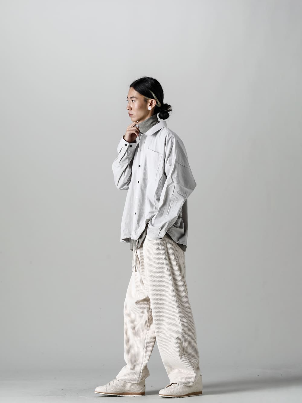 O PROJECT-オープロジェクト 22-23AW(秋冬) スタイリング シャツを秋冬らしく取り入れられるタートルネックTシャツとのレイヤードスタイル - O14SRT2-LT-Grey-ボマーシャツ ファインンドライシーチング ライトグレー - 014TS2-Taupe-コットンウールジャージーロングスリーブ Tシャツ トープ - O14TR2-Off-White-ワイドトラウザー　ワイドウェイルコーデュロイ オフホワイト- 8185-PTR2-linen cotton-アップヒーヴァルウェッジ スニーカー ロー 1-002
