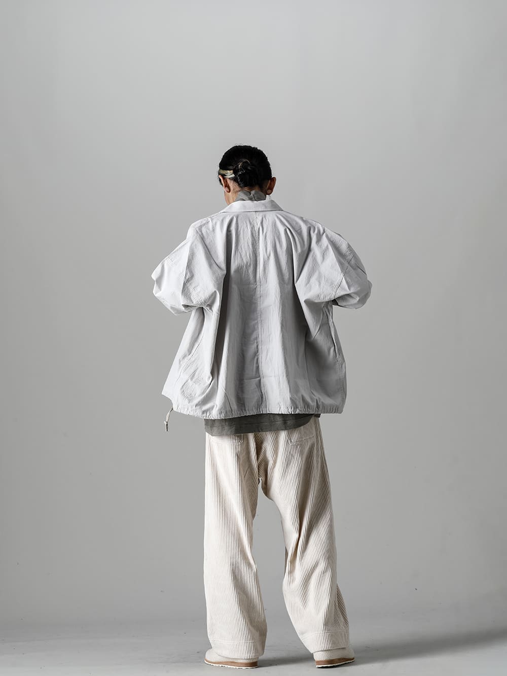 O PROJECT-オープロジェクト 22-23AW(秋冬) スタイリング シャツを秋冬らしく取り入れられるタートルネックTシャツとのレイヤードスタイル - O14SRT2-LT-Grey-ボマーシャツ ファインンドライシーチング ライトグレー - 014TS2-Taupe-コットンウールジャージーロングスリーブ Tシャツ トープ - O14TR2-Off-White-ワイドトラウザー　ワイドウェイルコーデュロイ オフホワイト- 8185-PTR2-linen cotton-アップヒーヴァルウェッジ スニーカー ロー 1-003