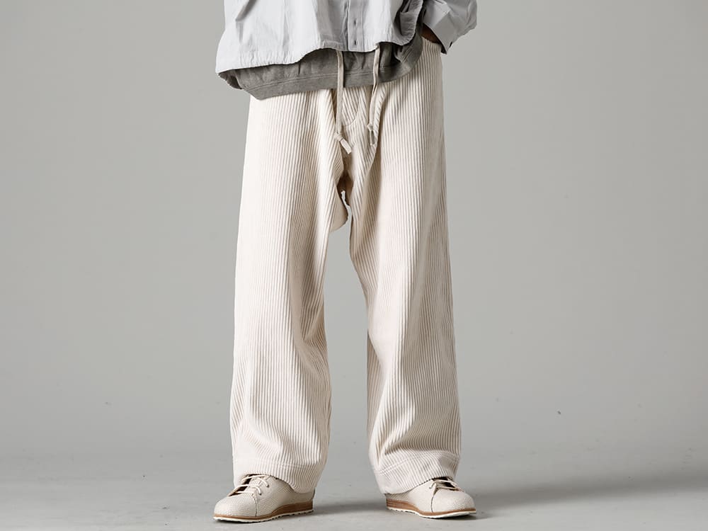 O PROJECT-オープロジェクト 22-23AW(秋冬) スタイリング - 画像の詳細(スタイリング全体の詳細) デザインに加えて抜群のグリップ性、アフターフォローも充実したPETROSOLAUMのスニーカー - O14TR2-Off-White-ワイドトラウザー　ワイドウェイルコーデュロイ オフホワイト- 8185-PTR2-linen cotton-アップヒーヴァルウェッジ スニーカー ロー 3-001