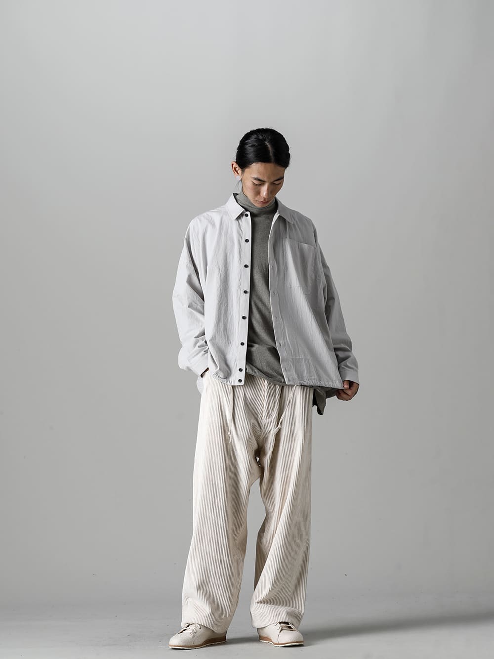 O PROJECT-オープロジェクト 22-23AW(秋冬) デザインに加えて抜群のグリップ性、アフターフォローも充実したPETROSOLAUMのスニーカー - O14SRT2-LT-Grey-ボマーシャツ ファインンドライシーチング ライトグレー - 014TS2-Taupe-コットンウールジャージーロングスリーブ Tシャツ トープ O14TR2-Off-White-ワイドトラウザー　ワイドウェイルコーデュロイ オフホワイト- 8185-PTR2-linen cotton-アップヒーヴァルウェッジ スニーカー ロー 3-006