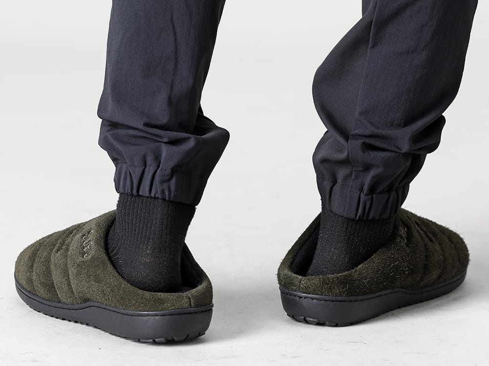 White Mountaineering - ホワイトマウンテニアリング 2022-23AW 見出し3 - BK2273405 テック ナイロン フリース スリム パンツ - BC2273818 Khaki WMBC × SUBU ウインターサンダル Khaki 3-006