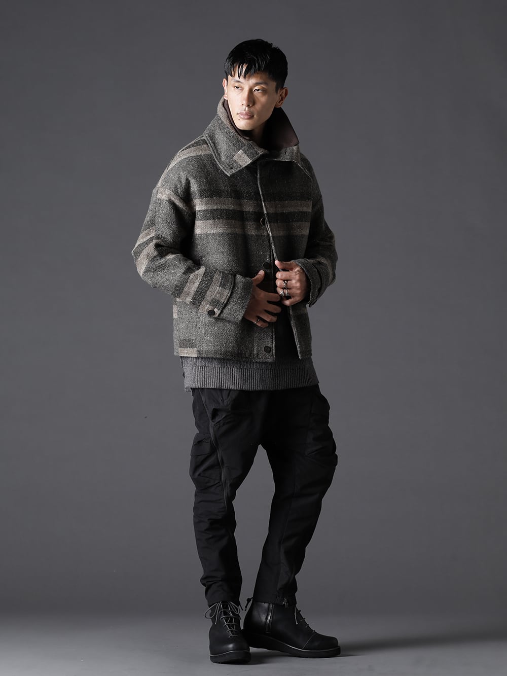 The Viridi-anne DEVOA 22-23AW Styling that mixes military and tech items between brands that are compatible in terms of silhouette balance and taste - KI-CBS High neck jacket striped wool VI-3531-07-Gray Cotton Cashmere Pullover Gray VI-3509-04-Black Tactical Pants Black FW-LMM Leather Boots 1-001