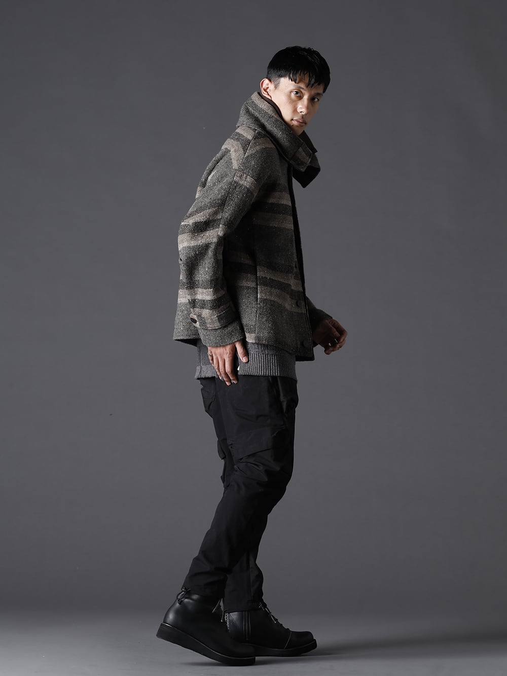 The Viridi-anne DEVOA 22-23AW スタイリング Mix styling of brands that go well together - KI-CBS High neck jacket striped wool VI-3531-07-Gray Cotton Cashmere Pullover Gray VI-3509-04-Black Tactical Pants Black FW-LMM Leather Boots 1-002