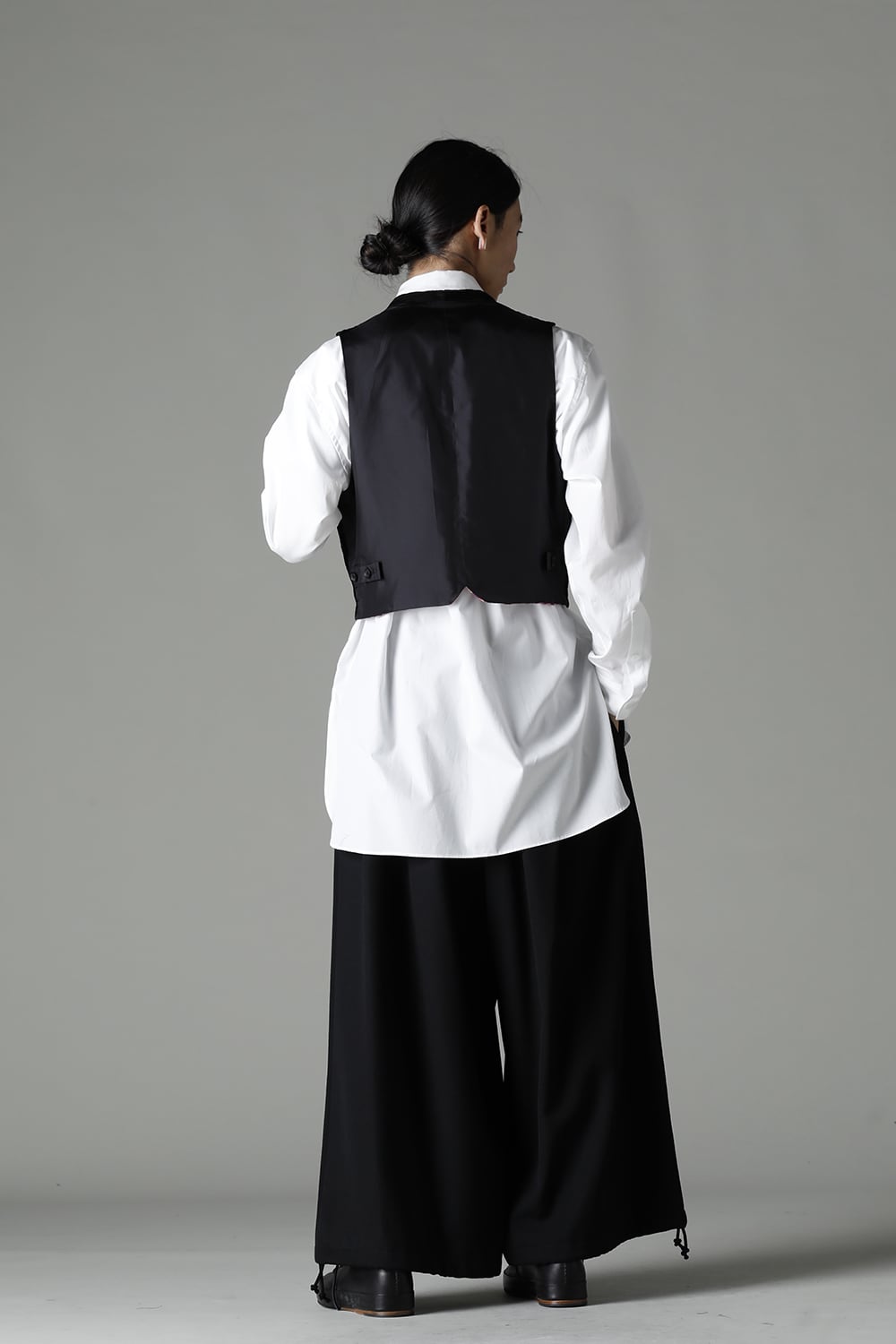 Yohji Yamamoto 22-23AW collection Style #1. 1-002