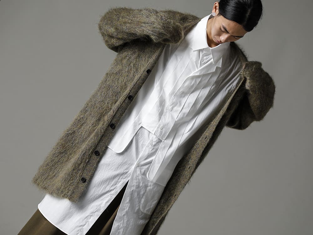 YOHJI YAMAMOTO-ヨウジヤマモト 22-23AW(秋冬) 引き算アイテムと主役を両立できるデザインカーディガン  - HE-K71-190-Khaki-10ゲージ片畦ファー加工カーディガン カーキ - HE-B79-094-前二重プリーツBIG ブラウス  2-002