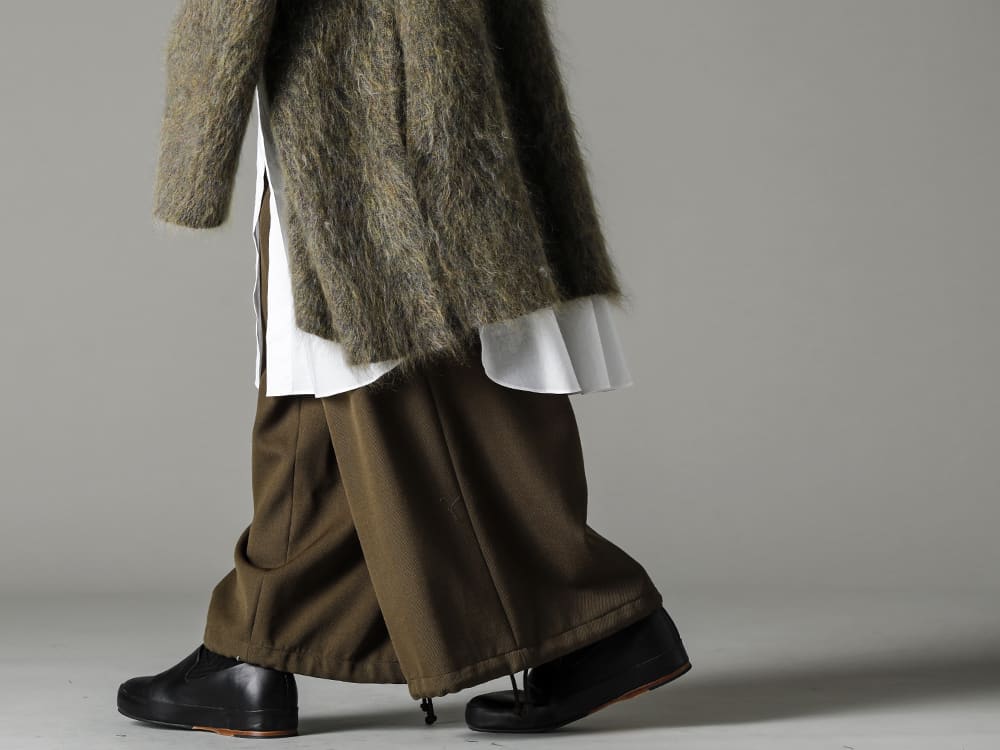 YOHJI YAMAMOTO-ヨウジヤマモト 22-23AW(秋冬) 変わり種カラーもオススメな定番バルーンパンツ - HE-P06-106-Khaki-バルーンパンツ カーキ- Handsewn-Slipper-ハンドソーン スリッパ 3-003