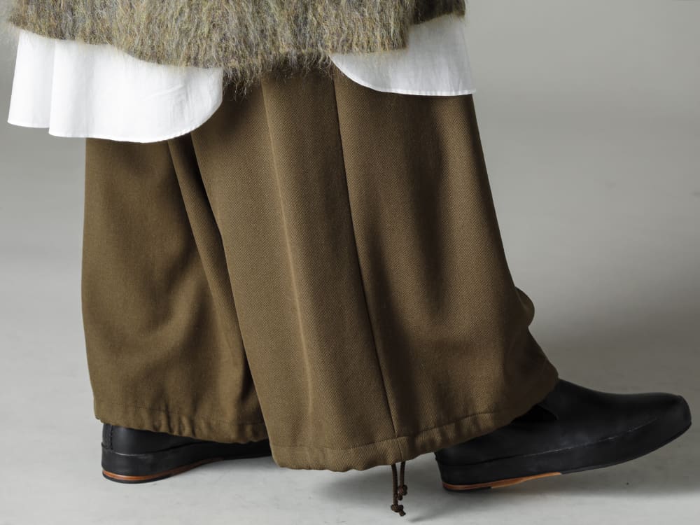 YOHJI YAMAMOTO-ヨウジヤマモト 22-23AW(秋冬) 変わり種カラーもオススメな定番バルーンパンツ - HE-P06-106-Khaki-バルーンパンツ カーキ- Handsewn-Slipper-ハンドソーン スリッパ 3-004