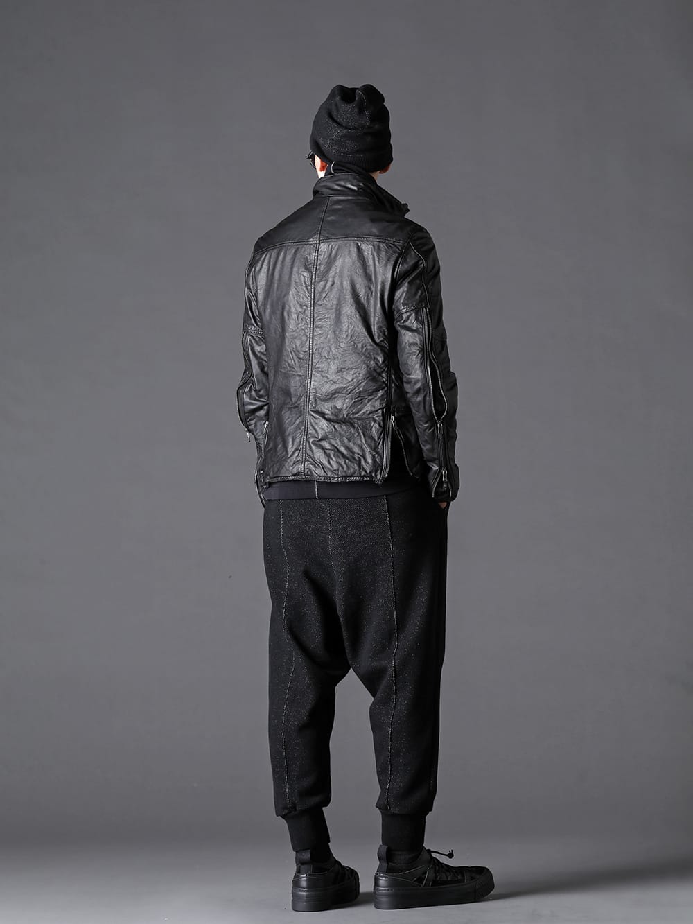 The Viridi-anne - ザ ヴィリジアン 2022-23AW スタイリング オールブラックでモードな着こなし - VI-3504-06-Black ゴートレザー ジャケット ブラック - VI-3542-01-Black NY/PUベア天竺 タートルT ブラック - VI-3535-04 綿ウール裏毛　ドロップクロッチパンツ 1-003