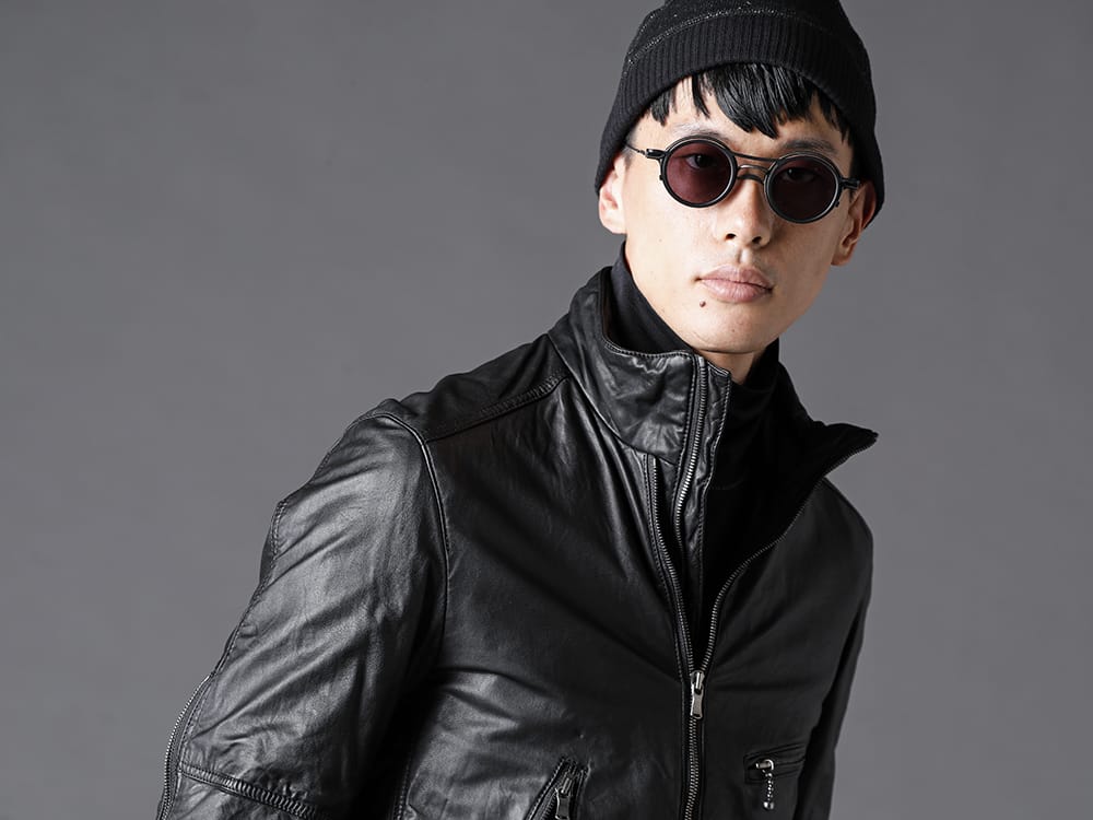 The Viridi-anne - ザ ヴィリジアン 2022-23AW シンプルながらも遊び心のあるシングルライダース  - VI-3504-06-Black ゴートレザー ジャケット ブラック - VI-3542-01-Black NY/PUベア天竺 タートルT ブラック - RG2001TVA リガーズ コラボレーション サングラス 2-001