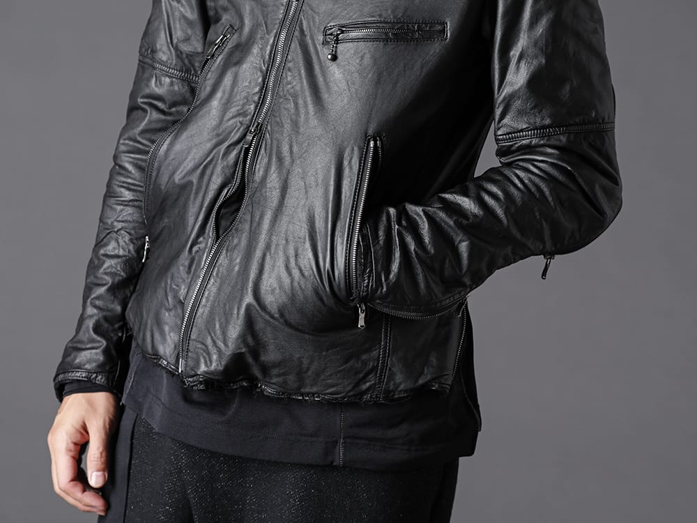 The Viridi-anne - ザ ヴィリジアン 2022-23AW シンプルながらも遊び心のあるシングルライダース  - VI-3504-06-Black ゴートレザー ジャケット ブラック - VI-3542-01-Black NY/PUベア天竺 タートルT ブラック - VI-3535-04 綿ウール裏毛　ドロップクロッチパンツ 2-002