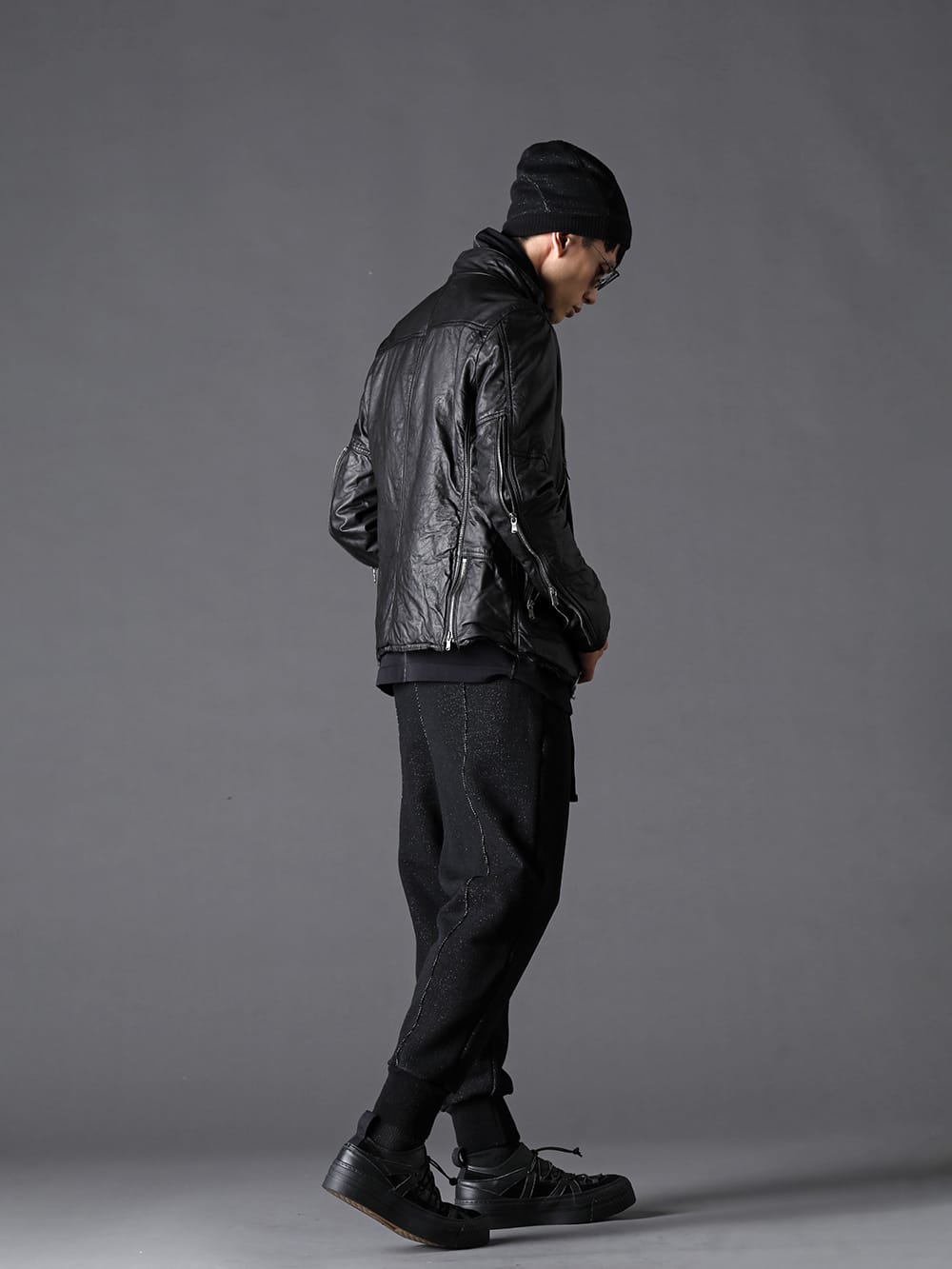 The Viridi-anne - ザ ヴィリジアン 2022-23AW シルエット変更も可能なジップデザイン - VI-3504-06-Black ゴートレザー ジャケット ブラック - VI-3542-01-Black NY/PUベア天竺 タートルT ブラック - VI-3535-04 綿ウール裏毛　ドロップクロッチパンツ  4-003