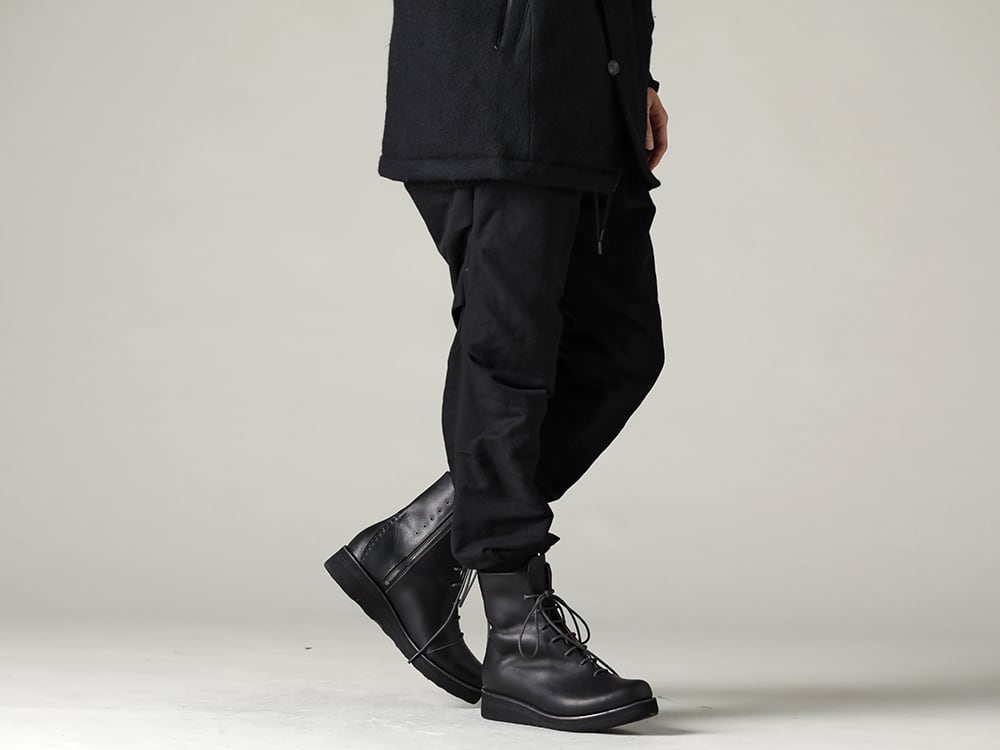 DEVOA(デヴォア) 22-23AW(秋冬) ボリュームがあるアウターとのバランス感も秀逸 - PTN-LSK-Black ジョガー パンツ コットン / リネン ブラック FW-LMM レザー ブーツ  3-002