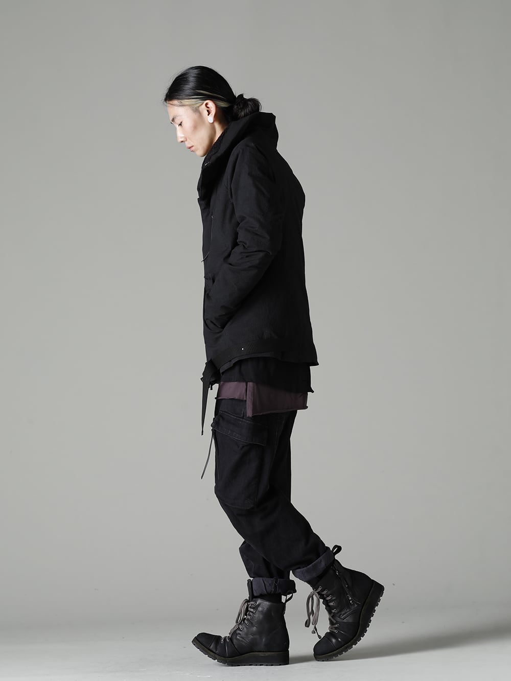 D.HYGEN(ディーハイゲン) 22-23AW(秋冬) スタイリング 無骨な印象をシルエットとロールアップでその印象を中和 - ST104-0122A-Black ディンプルワッシャーコットン ストレッチ リップストップ ダウンジャケット ブラック ST101-1022A-Black 30/-ソフトコットンジャージーレイヤードロングスリーブTシャツ ブラック ST107-0422Aストレッチコットンデニムテーパードカーゴクロップドデニムパンツ  ST109-0122A-Black ホースレザーレースアップスニーカーブーツ ブラック 1-001