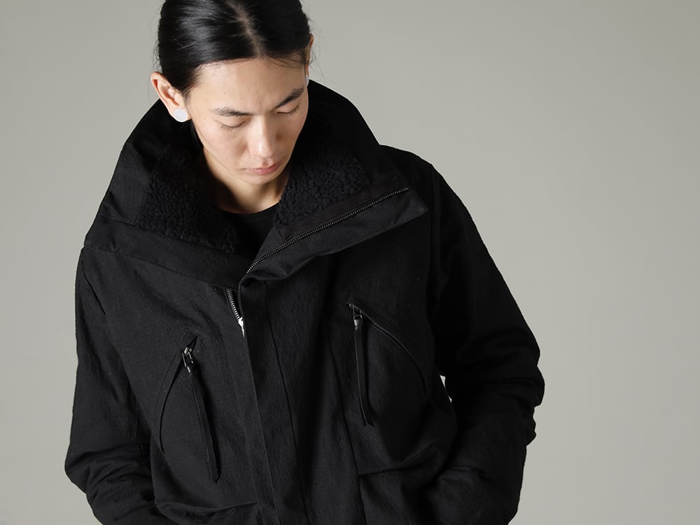 D.HYGEN(ディーハイゲン) 22-23AW(秋冬) 従来のダウンとは一線を画す、男臭くシャープなイメージ  - ST104-0122A-Black ディンプルワッシャーコットン ストレッチ リップストップ ダウンジャケット ブラック ST101-1022A-Black 30/-ソフトコットンジャージーレイヤードロングスリーブTシャツ ブラック 2-001