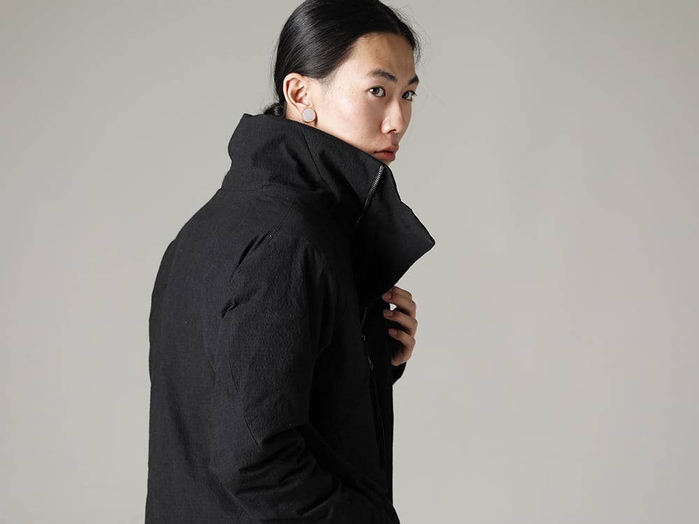 D.HYGEN(ディーハイゲン) 22-23AW(秋冬) 従来のダウンとは一線を画す、男臭くシャープなイメージ  - ST104-0122A-Black ディンプルワッシャーコットン ストレッチ リップストップ ダウンジャケット ブラック ST101-1022A-Black 30/-ソフトコットンジャージーレイヤードロングスリーブTシャツ ブラック 2-002