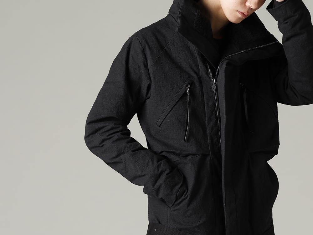 D.HYGEN(ディーハイゲン) 22-23AW(秋冬) 従来のダウンとは一線を画す、男臭くシャープなイメージ  - ST104-0122A-Black ディンプルワッシャーコットン ストレッチ リップストップ ダウンジャケット ブラック ST101-1022A-Black 30/-ソフトコットンジャージーレイヤードロングスリーブTシャツ ブラック 2-003