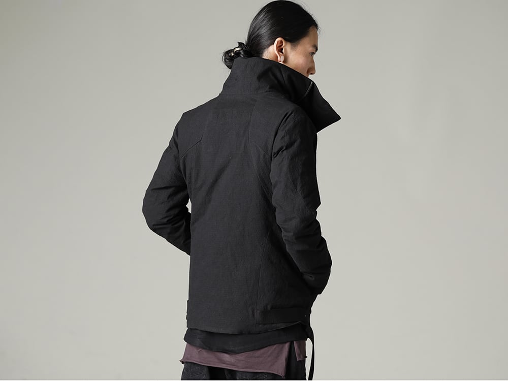 D.HYGEN(ディーハイゲン) 22-23AW(秋冬) 従来のダウンとは一線を画す、男臭くシャープなイメージ  - ST104-0122A-Black ディンプルワッシャーコットン ストレッチ リップストップ ダウンジャケット ブラック ST101-1022A-Black 30/-ソフトコットンジャージーレイヤードロングスリーブTシャツ ブラック 2-005