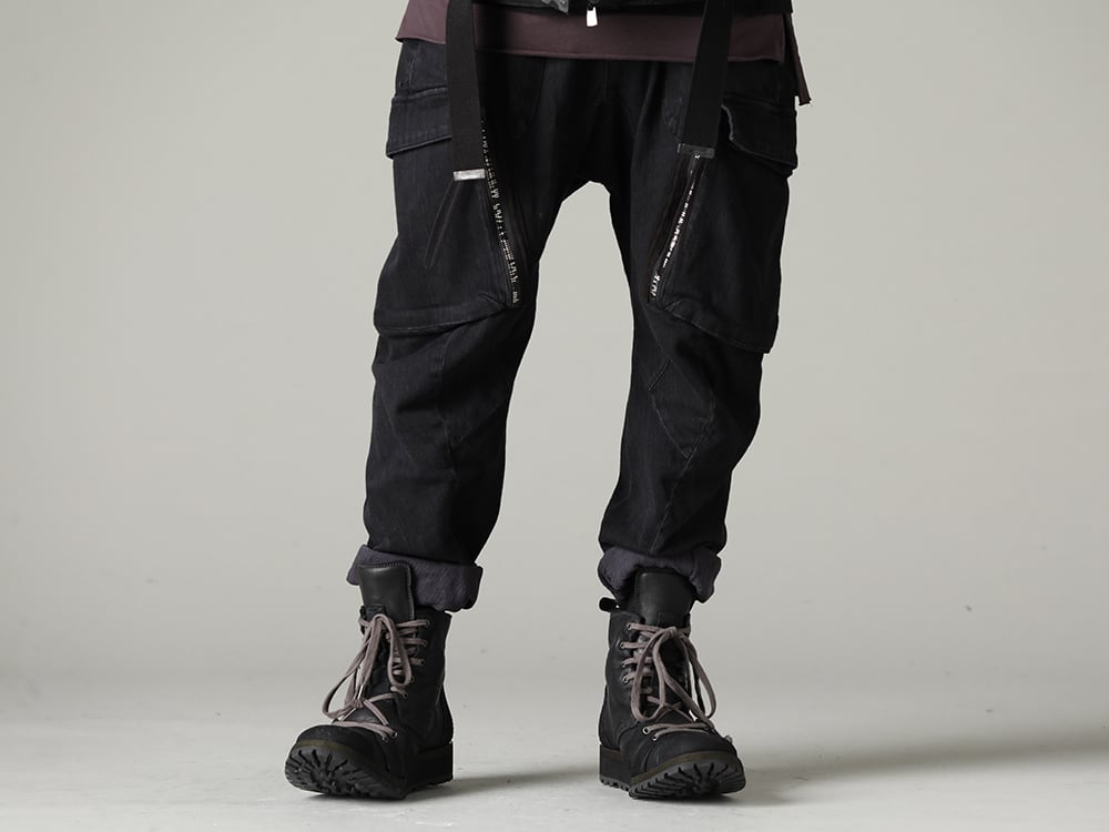 D.HYGEN(ディーハイゲン) 22-23AW(秋冬) ロールアップで着用してブーツとの組み合わせがおすすめ - ST107-0422Aストレッチコットンデニムテーパードカーゴクロップドデニムパンツ ST109-0122A-Black ホースレザーレースアップスニーカーブーツ ブラック 3-001