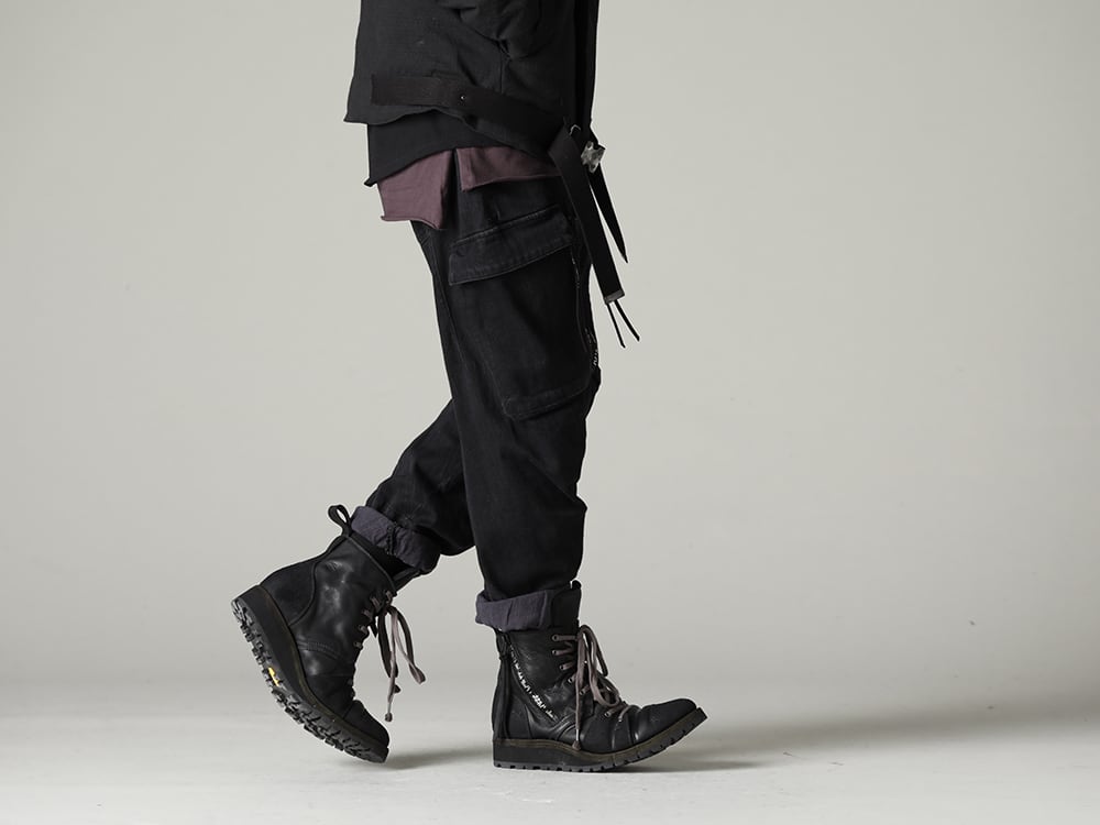 D.HYGEN(ディーハイゲン) 22-23AW(秋冬) ロールアップで着用してブーツとの組み合わせがおすすめ - ST107-0422Aストレッチコットンデニムテーパードカーゴクロップドデニムパンツ ST109-0122A-Black ホースレザーレースアップスニーカーブーツ ブラック 3-002