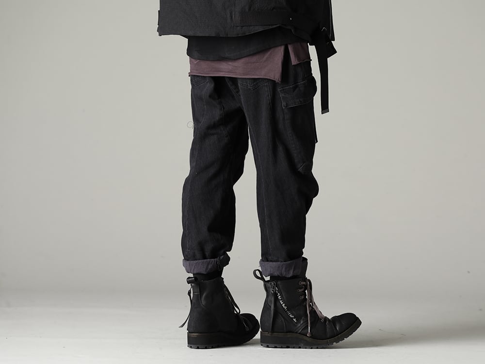 D.HYGEN(ディーハイゲン) 22-23AW(秋冬) ロールアップで着用してブーツとの組み合わせがおすすめ - ST107-0422Aストレッチコットンデニムテーパードカーゴクロップドデニムパンツ ST109-0122A-Black ホースレザーレースアップスニーカーブーツ ブラック 3-003