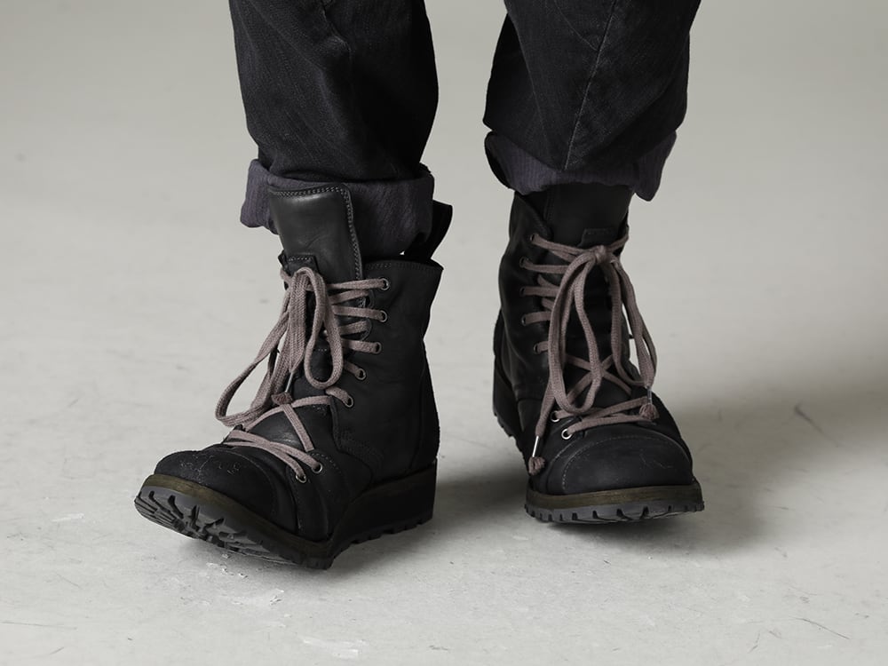 D.HYGEN(ディーハイゲン) 22-23AW(秋冬) ロールアップで着用してブーツとの組み合わせがおすすめ - ST107-0422Aストレッチコットンデニムテーパードカーゴクロップドデニムパンツ ST109-0122A-Black ホースレザーレースアップスニーカーブーツ ブラック 3-004