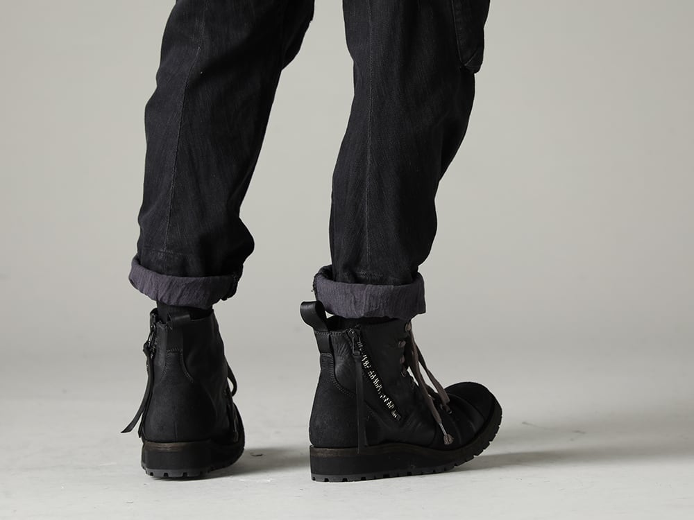 D.HYGEN(ディーハイゲン) 22-23AW(秋冬) ロールアップで着用してブーツとの組み合わせがおすすめ - ST107-0422Aストレッチコットンデニムテーパードカーゴクロップドデニムパンツ ST109-0122A-Black ホースレザーレースアップスニーカーブーツ ブラック 3-005